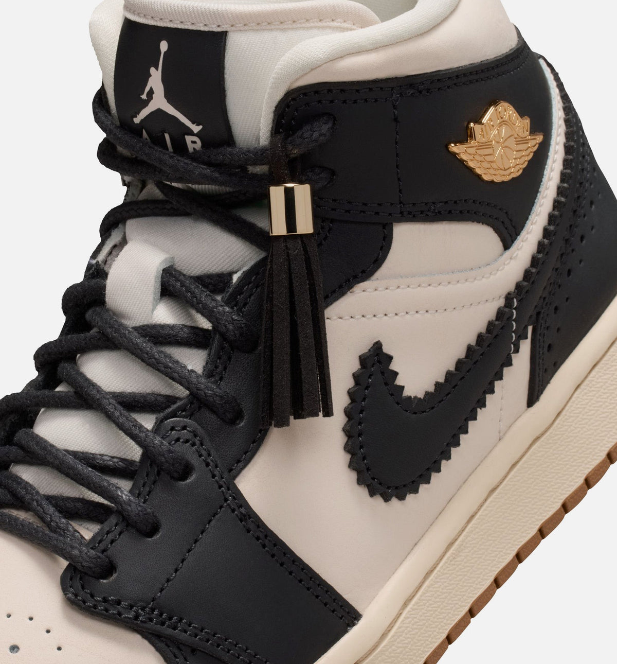 Air Jordan 1 Mid SE Womens Lifestyle Shoe - Off-NoirChalkPearl White